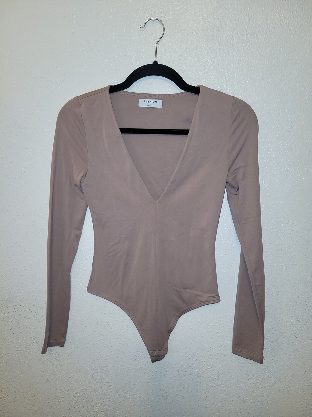 Babaton Aritzia Contour Deep V-Neck Long Sleeve Bodysuit Taupe Beige Size Small